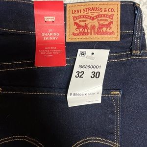 NWT Levi’s 32 x 30 Dark